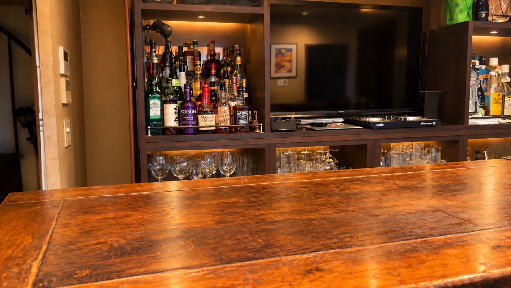 BAR NIMO のカウンター席